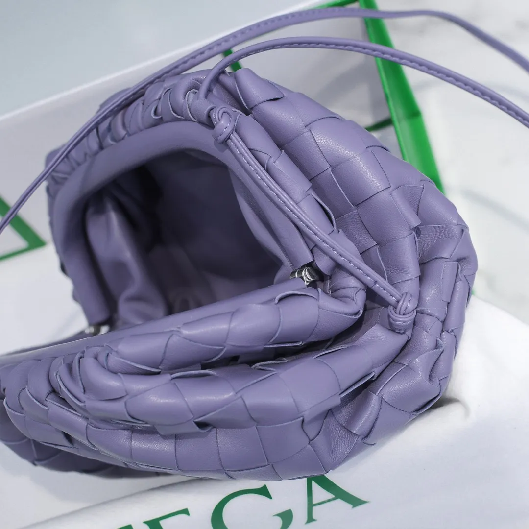 Batch 1260 large grid weaving The pouch cloud bag is the first series designed by former Celine designer Daniel Lee after joining BV. The upper body is extremely ecstatic ~ fashionable and classy ~ elegant and concise, lazy and intellectual size: 23*13*8 [Little Cloud Rough Weave#]